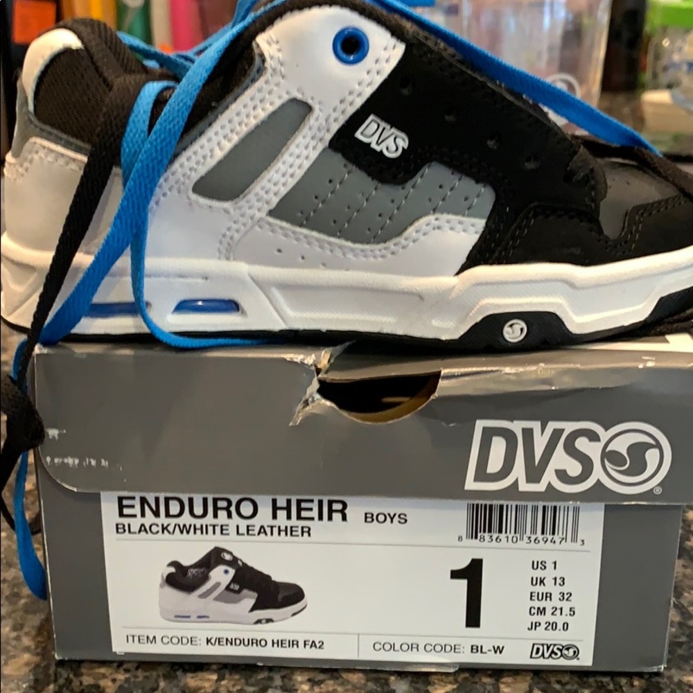 Boys DVS Skate Sneaker NEW IN BOX size 1